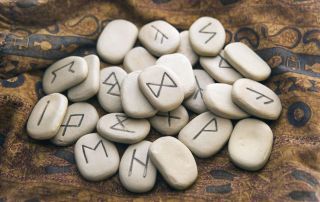 Guida alla lettura delle rune, immagine di rune in pietra grigia.