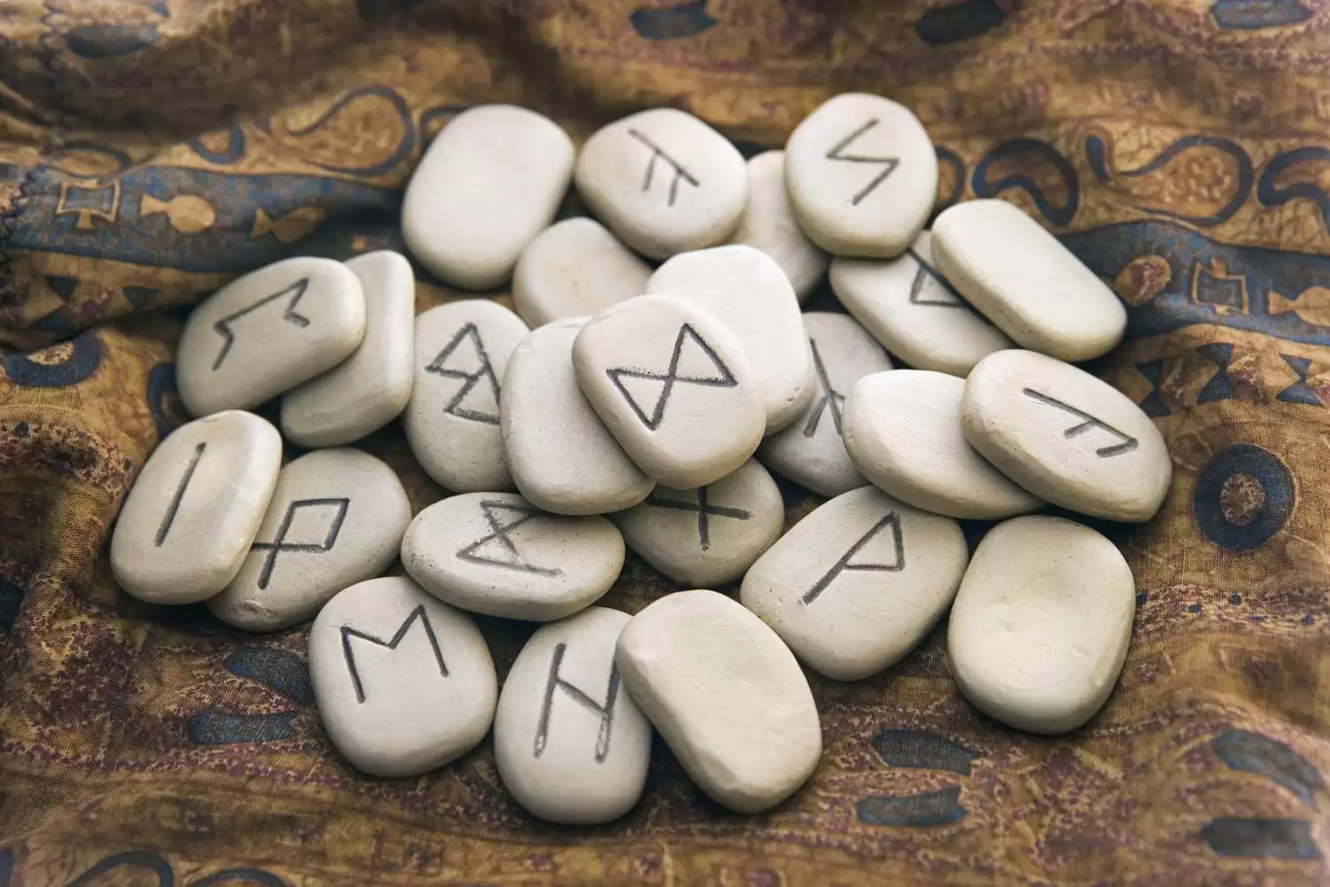 Guida alla lettura delle rune, immagine di rune in pietra grigia.