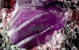 Numerologia e Cristalli: rubino su muscovite.