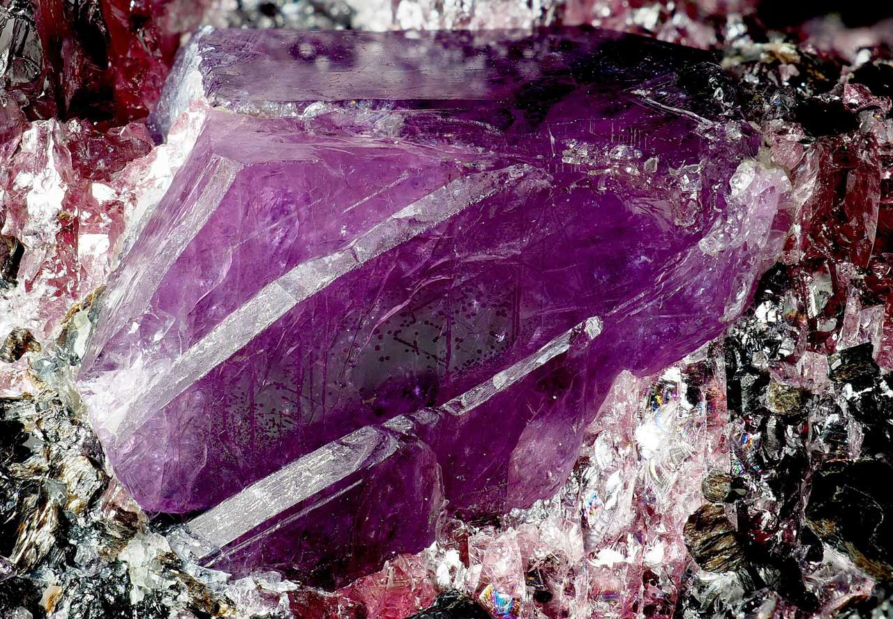 Numerologia e Cristalli: rubino su muscovite.