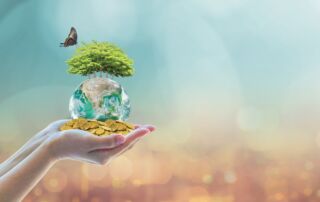 Preghiera Spirituale per Prosperità e Abbondanza di Denaro con mani tese.